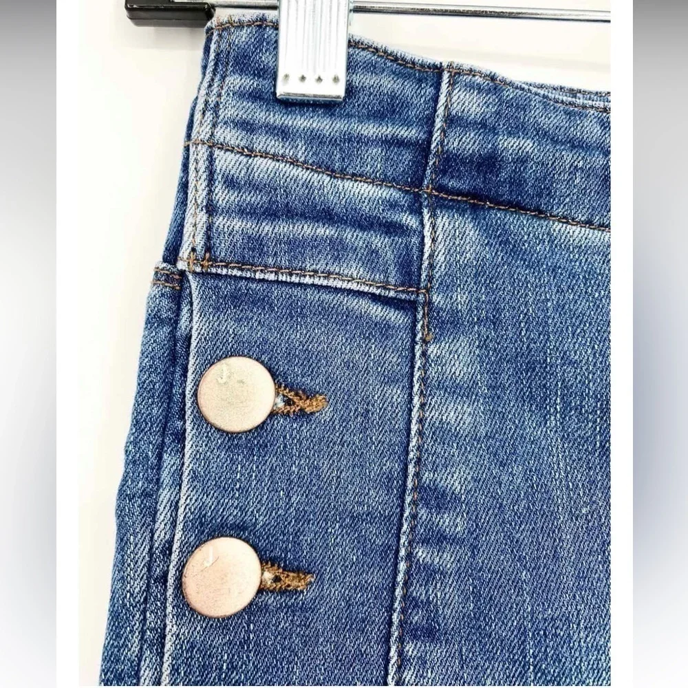 J Brand Dark Blue Button Fly Denim Size 30 Jeans. There’s some rips in middle